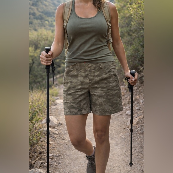 SPANX Pants - SPANX Gray Camo Twill Stretch Shorts Urban Camouflage size Medium